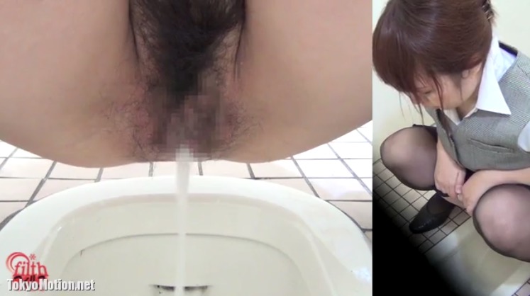 OLお姉さんの和式トイレのおしっこ姿を隠し撮り アイキャッチ画像